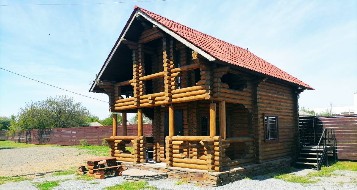 Деревянный корпус отеля «Белый дом» в хуторе Пролетарка